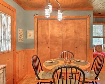 Cozy Pine Mountain Cabin w/ Screened Porch & Yard! - Pine Mountain - Eetruimte