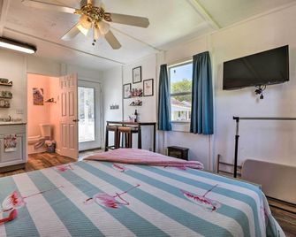 Flirty Flamingo Studio 1 Mi to Canyon Lake - Canyon Lake