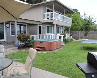 4 Bedroom 3 Bath Lakefront September 27 Kelseyville Pear Festival Great Event - Lucerne - Patio