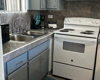 Newly renovated 2bdr/1bath - Tamuning - Kitchen