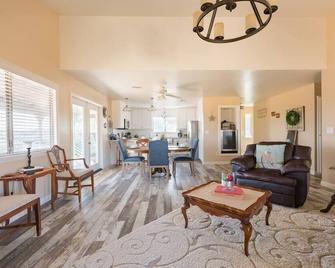 Vineyard & Valley View Cottage-Hot Tub, Wine Fridg - Templeton - Living room