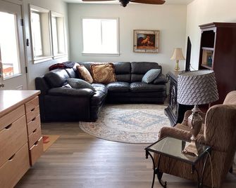 A cozy barn-dominium in rural Texas with an easy walk to Llano River access. - Junction - Wohnzimmer