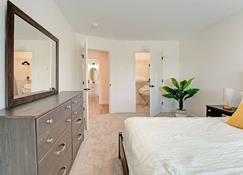 Cozy Luxury Living In Auburn, Your Stylish Escape - 2bd 1ba Apartment, Free Parking, Wifi & Balcony! - Auburn - Bedroom