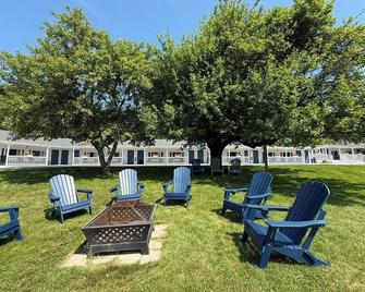 Yardarm Motel - Searsport - Patio