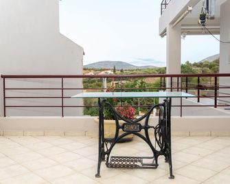 Allagiannis Group Apartments - Markopoulo Mesogaias - Balcone
