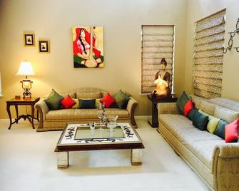 Beautiful Home in Quiet Area - San Jose - Living room