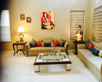 Beautiful Home in Quiet Area - San Jose - Sala de estar