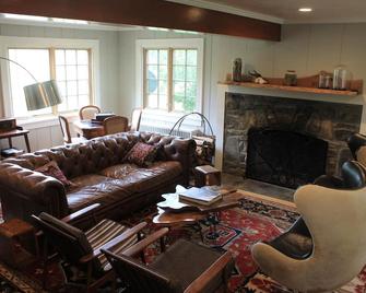 Spacious, Modern House 5 Bedrooms, 2.5 Bathrooms, Sleep 12 on small horse farm. - New Marlborough - Sala de estar