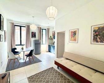 1 Bedroom apartment - 4 guest, queen size bed, A/C - Nîmes - Jadalnia