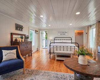 Half-Pint Farmhouse in Historic Downtown McMinnville - McMinnville - Living room