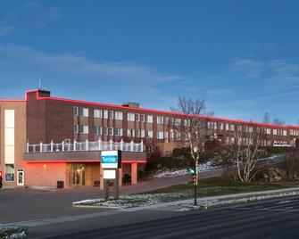 Travelodge by Wyndham Baie-Comeau - Baie-Comeau - Building