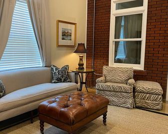 Cozy studio in a vintage 1930’s Gulf Gas Station in charming Thomasville GA - Thomasville - Wohnzimmer