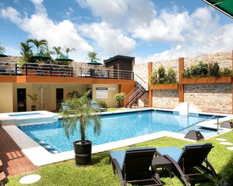 Queens Hotel Angeles City - Angeles City - Piscina
