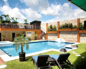 Queens Hotel - Angeles City - Havuz