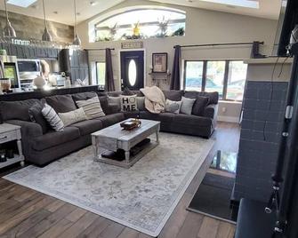 The Lake Lodge Estate at Big Pine Island - Belding - Sala de estar