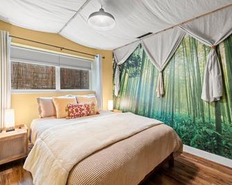 Unique Oasis + Escape Room - West Linn - Bedroom