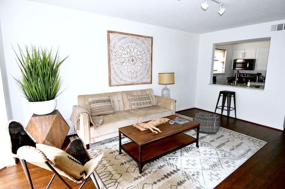 Organic Clean, King Bed, Parking, Design Dist/Hp/Uptown/Katy Tr - דאלאס - סלון