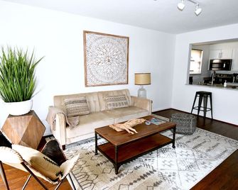 Organic Clean, King Bed, Parking, Design Dist/Hp/Uptown/Katy Tr - דאלאס - סלון