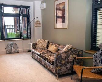 Seafront Cottage - The Nook - Cardiff - Living room