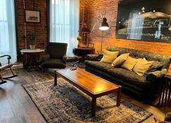 Historic, Stylish Getaway 2 blocks from Waterfront - Bellefonte - Living room