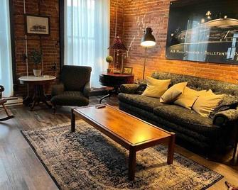 Historic, Stylish Getaway 2 blocks from Waterfront - Bellefonte - Living room