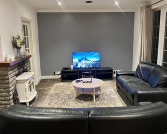 Cozy 3 Bedroom House, Greenwich, London - Paddock Wood - Living room