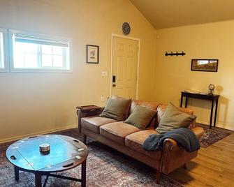 Charming studio in brilliant Philomath with AC, WiFi - Philomath - Living room