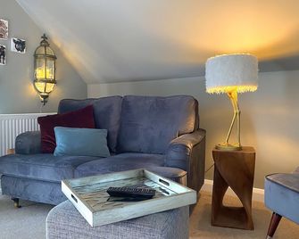 One bedroom apartment with beautiful views near Loch Lomond & Trossachs - Balloch - Living room