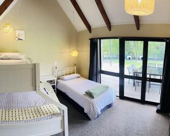 Private family friendly slice of paradise- ready for you to enjoy. - Mahia - Bedroom