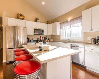 Secluded Estate with Private Lake, Hot Tub . Thanksgiving deal. - Peru - Cocina