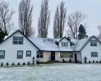 Wide Open Spaces and Views! 3bdr Farmhouse Loft - Burlington - Будівля