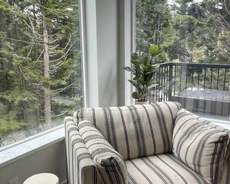 Ski Condo with Hot Tub & Sauna - Girdwood - Balcón