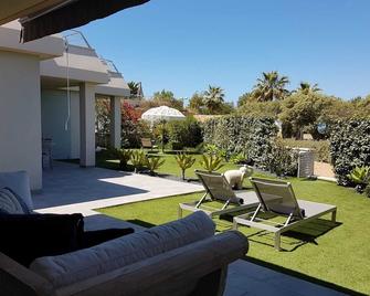 Large Garden Floor With Direct Access To The Playground And Pool. Beach And Restaurant - Sant Josep de sa Talaia - Patio