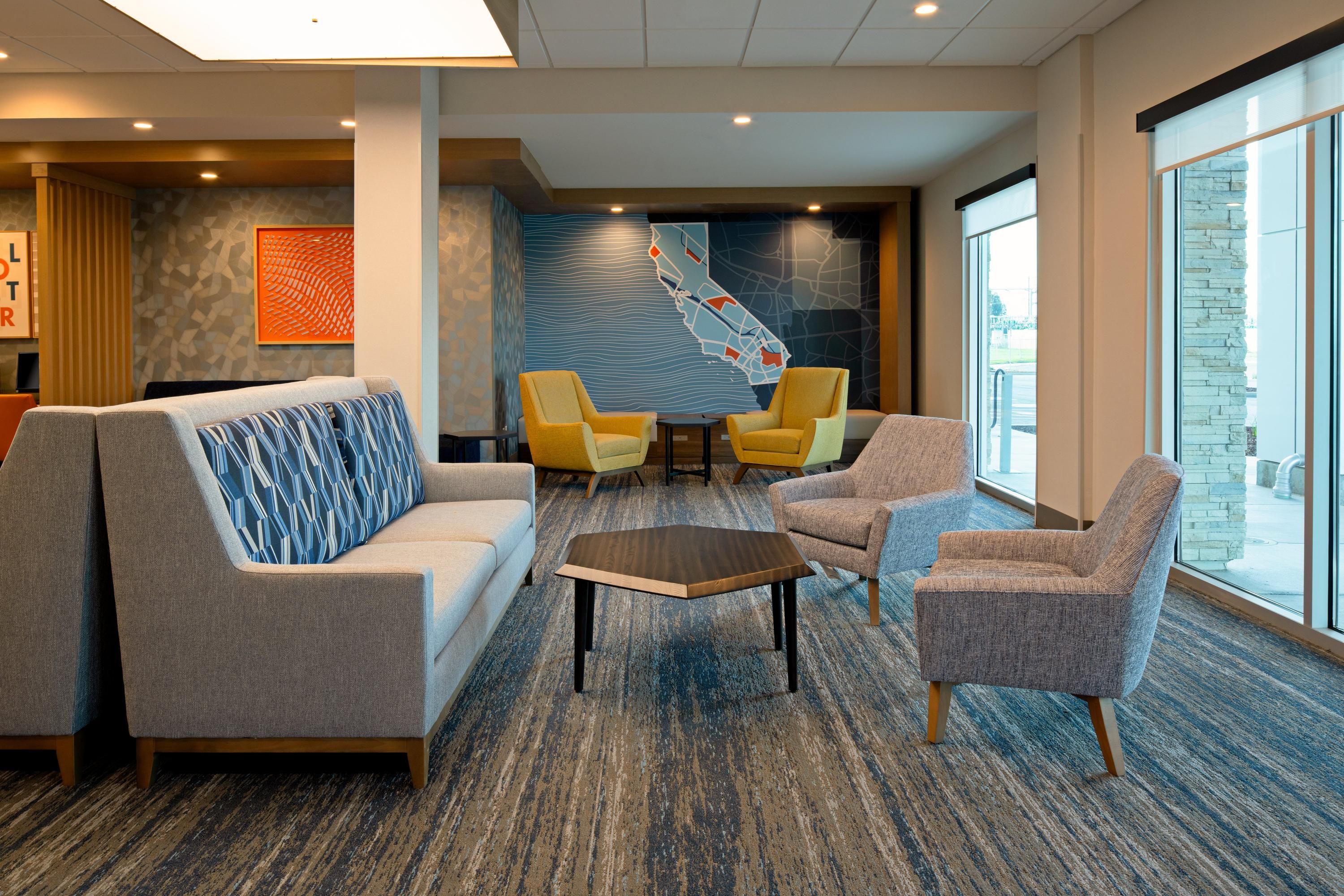 Holiday Inn Express & Suites Hollister By IHG - Hollister - Sala de estar
