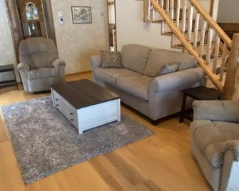 Beautiful Lakefront House With Three Bedrooms, Two Baths, Pier / Hoist - Райнлендер - Вітальня