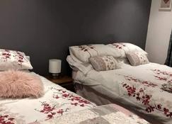 Grt location n well equipped 4 Long stays J6M1 Motorway P WiFi stove - Lisburn - Bedroom