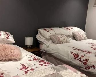 Ponderosea Cottage Free Gated Parking M1 & City Location, Wood Stove - Lisburn - Bedroom