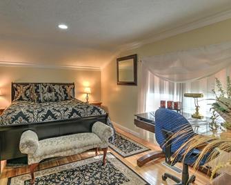 Private and comfortable. Close to everything including Biltmore House! - Candler - Bedroom