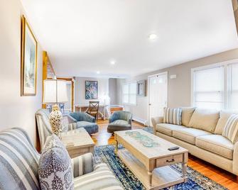 Cape Cod Playhouse - Yarmouth - Living room