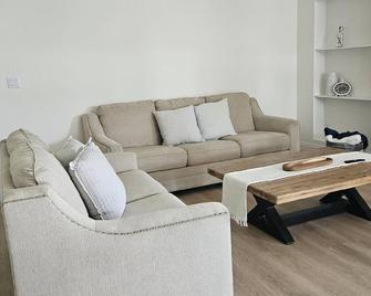 Charming 3-bedroom house with AC and WiFi in Seadrift - Seadrift - Living room