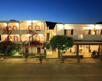 Benakis - Platis Gialos - Building