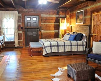 Rustic Retreat, a pre Civil War log cabin. - Lucas - Habitación