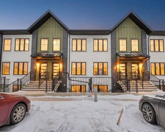 Luxury brand new 1 Bedroom Townhome - Calgary - Bina