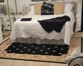 Beautiful spacious Suite guest house - Bakersfield - Bedroom