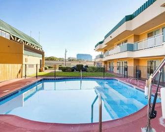 Homegate Studios & Suites San Antonio Fiesta Park - San Antonio - Svømmebasseng