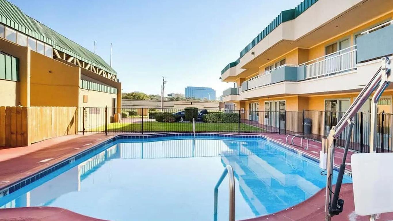 Homegate Studios & Suites San Antonio Fiesta Park