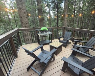 Modern-Chic Cabin in Mineral, 10 Miles to Lassen NP, Level 2 EV Charger, Pets! - Mineral - Balcón