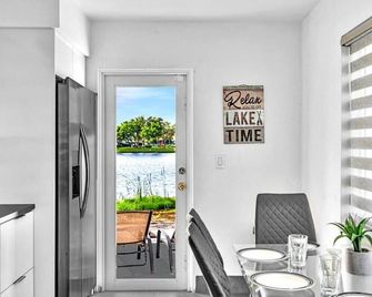 2br Lakeside Getaway - Peaceful Waterfront Stay - Davie - Phòng ăn