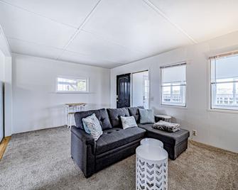Driftwood Cottage - Eureka - Living room