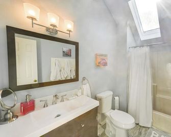 2 Mi to Boardwalk: Home w/ Deck in Bethany Beach! - Bethany Beach - Bathroom